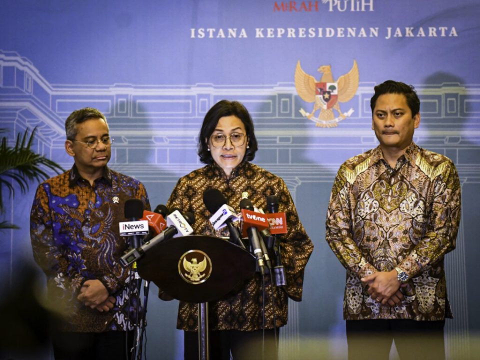 Menteri Keuangan (Menkeu) Sri Mulyani usai rapat menyampaikan keterangan pers kepada awak media di Istana Merdeka, Jakarta, pada Selasa, 22 Juli 2025. (Foto: BPMI Setpres) Read more: https://setkab.go.id/presiden-prabowo-tegaskan-pentingnya-deregulasi-dan-belanja-tepat-sasaran/