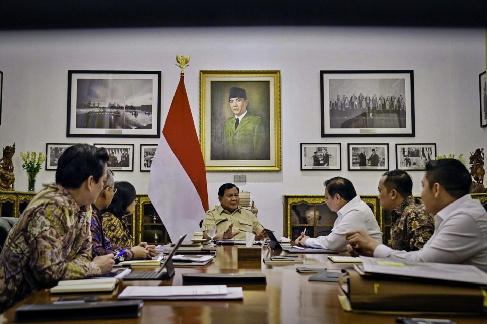 Presiden Prabowo Subianto memimpin rapat bersama jajaran menteri bidang perekonomian di Istana Merdeka, Jakarta, pada Selasa, 22 Juli 2025. (Foto: BPMI Setpres) Read more: https://setkab.go.id/presiden-prabowo-terima-laporan-apbn-2024-outlook-fiskal-2025-dan-penyusunan-rapbn-2026/