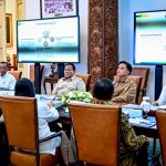 Presiden Prabowo Subianto memimpin rapat terbatas dengan Wakil Presiden Gibran Rakabuming dan sejumlah Menteri Kabinet Merah Putih di Istana Merdeka, Jakarta, membahas penyelenggaraan Sekolah Rakyat Rintisan Tahun 2025–2026. (Foto: BPMI Setpres)