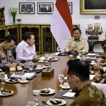 Presiden Prabowo Subianto memimpin rapat terbatas bersama sejumlah Menteri Kabinet Merah Putih di Istana Merdeka, Jakarta, pada Rabu, 30 Juli 2025. (Foto: BPMI Setpres)