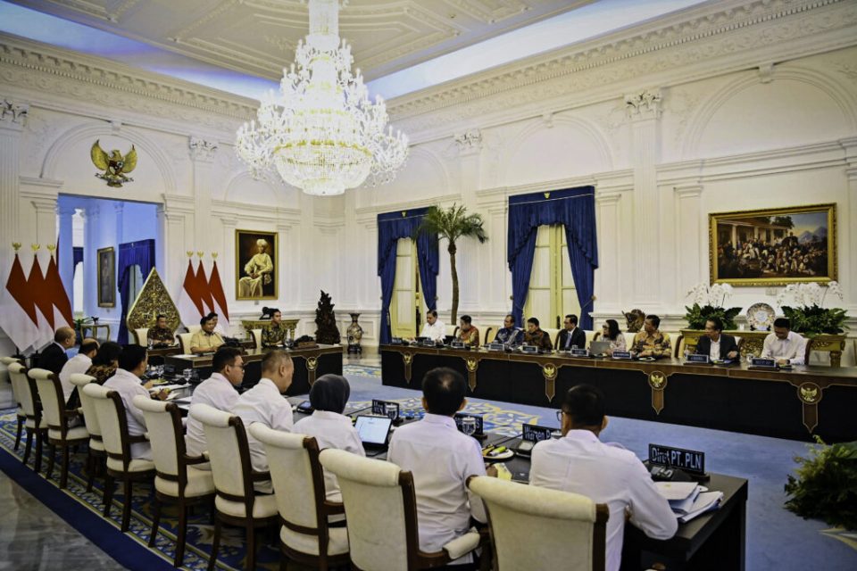 Presiden Prabowo Subianto memimpin rapat terbatas yang membahas perkembangan Kawasan Ekonomi Khusus (KEK) bersama sejumlah Menteri Kabinet Merah Putih di Istana Merdeka, Jakarta, pada Selasa, 22 Juli 2025. (Foto: BPMI Setpres) Read more: https://setkab.go.id/presiden-prabowo-pimpin-rapat-terbatas-bahas-kek-investasi-tembus-rp901-triliun-tenaga-kerja-terserap-47-ribu-lebih/