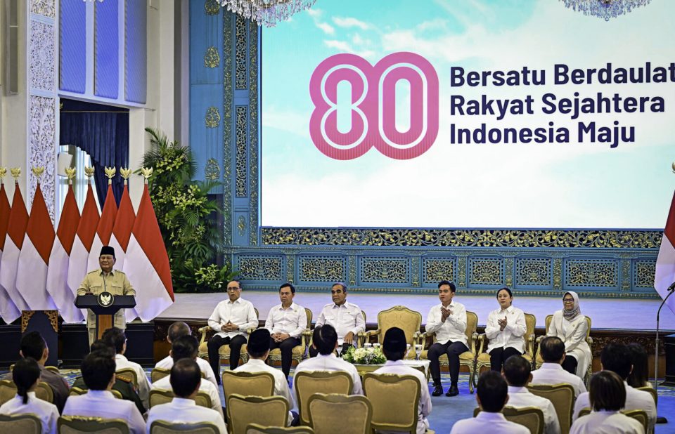 Presiden Prabowo Subianto secara resmi meluncurkan tema dan logo peringatan Hari Ulang Tahun (HUT) ke-80 Kemerdekaan Republik Indonesia (RI) di Istana Negara, Jakarta, pada Rabu, 23 Juli 2025. (Foto: BPMI Setpres) Read more: https://setkab.go.id/logo-dan-tema-hut-ke-80-kemerdekaan-ri-resmi-diluncurkan-bersatu-berdaulat-untuk-indonesia-maju/