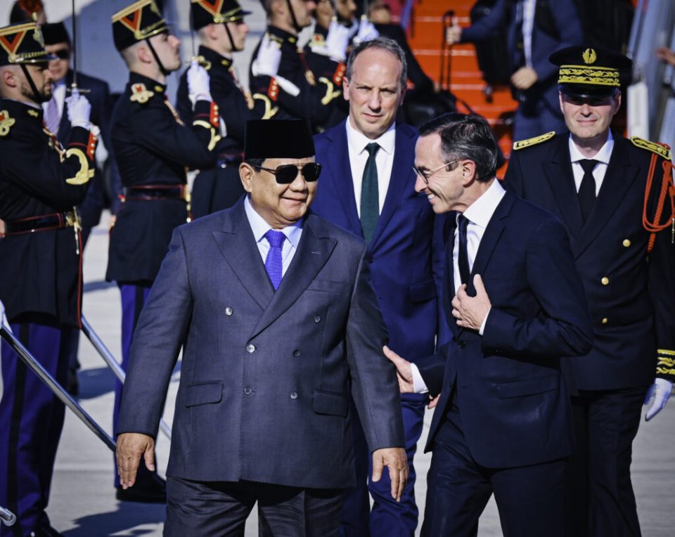 Presiden Republik Indonesia, Prabowo Subianto, tiba di Paris, Prancis pada Minggu, 13 Juli 2025, pukul 18.35 waktu setempat. (Foto: BPMI Setpres) Read more: https://setkab.go.id/disambut-jajar-kehormatan-presiden-prabowo-tiba-di-paris-untuk-hadiri-bastille-day/