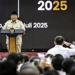 Presiden Prabowo Subianto menyampaikan sambutannya pada Kongres PSI 2025 yang digelar di Edutorium Universitas Muhammadiyah Surakarta, Jawa Tengah, Minggu malam, 20 Juli 2025. (Foto: BPMI Setpres) Read more: https://setkab.go.id/presiden-prabowo-investasi-tembus-target-program-makan-bergizi-diapresiasi-dunia/
