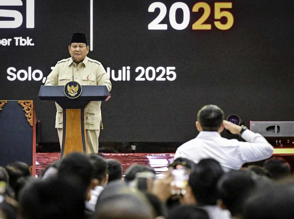 Presiden Prabowo Subianto menyampaikan sambutannya pada Kongres PSI 2025 yang digelar di Edutorium Universitas Muhammadiyah Surakarta, Jawa Tengah, Minggu malam, 20 Juli 2025. (Foto: BPMI Setpres) Read more: https://setkab.go.id/presiden-prabowo-investasi-tembus-target-program-makan-bergizi-diapresiasi-dunia/