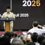 Presiden Prabowo Subianto menyampaikan sambutannya pada Kongres PSI 2025 yang digelar di Edutorium Universitas Muhammadiyah Surakarta, Jawa Tengah, Minggu malam, 20 Juli 2025. (Foto: BPMI Setpres) Read more: https://setkab.go.id/presiden-prabowo-investasi-tembus-target-program-makan-bergizi-diapresiasi-dunia/