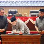 Gubernur Ansar Ahmad menyaksikan penandatanganan dokumen pengesahan RPJMD Provinsi Kepri 2025-2029.