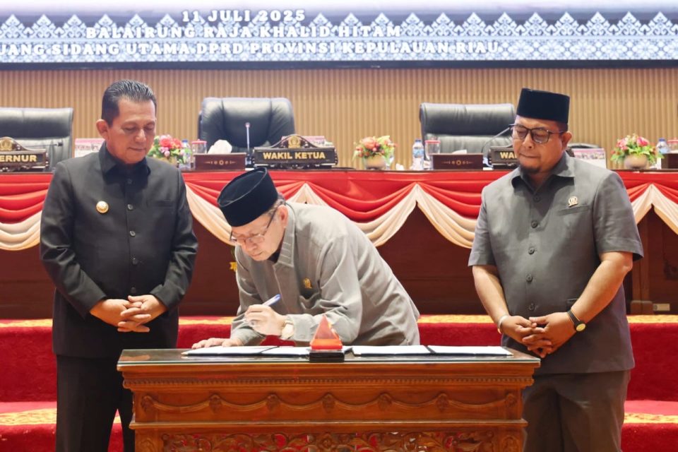 Gubernur Ansar Ahmad menyaksikan penandatanganan dokumen pengesahan RPJMD Provinsi Kepri 2025-2029.