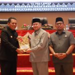Dokumen persetujuan oleh Gubernur Kepri H. Ansar Ahmad, SE., MM., bersama Wakil Ketua II DPRD Kepri dr. Tengku Afrizal Dachlan, MM., dan Wakil Ketua III Bachtiar, LC.