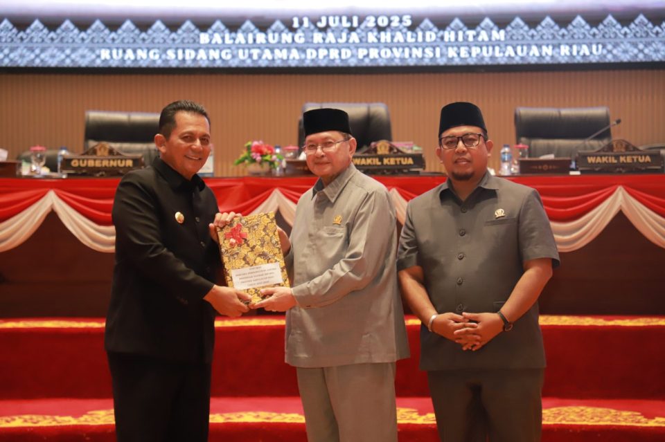 Dokumen persetujuan oleh Gubernur Kepri H. Ansar Ahmad, SE., MM., bersama Wakil Ketua II DPRD Kepri dr. Tengku Afrizal Dachlan, MM., dan Wakil Ketua III Bachtiar, LC.