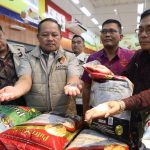 Ditreskrimsus Polda Bali menggelar inspeksi mendadak (sidak) terhadap dugaan peredaran beras oplosan di sejumlah lokasi di Kota Denpasar, Selasa (22/7).