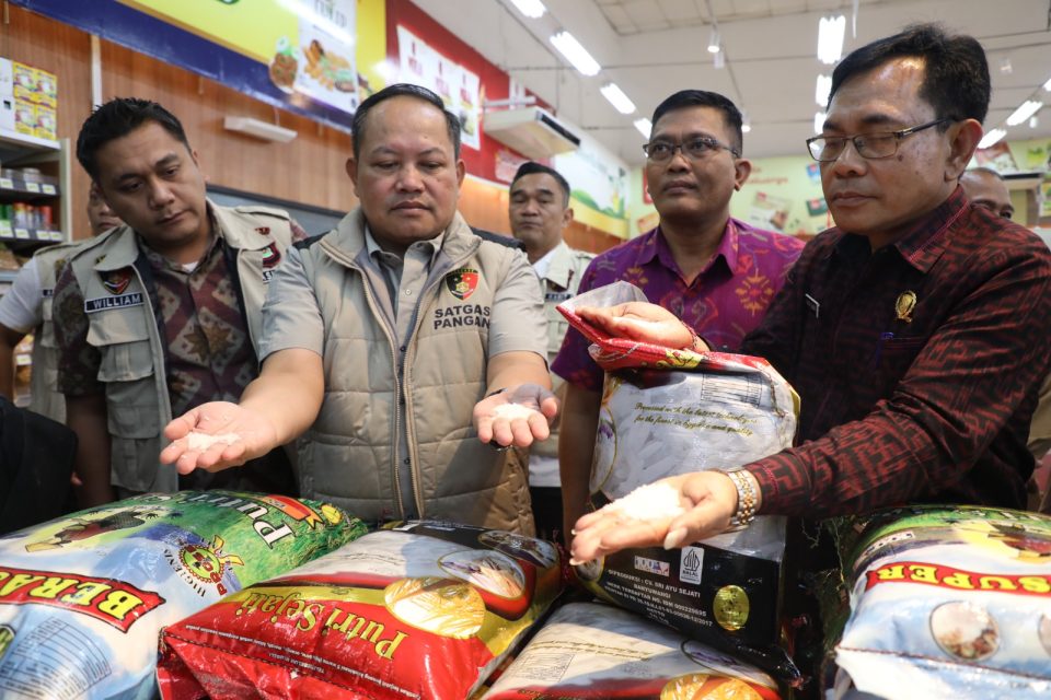 Ditreskrimsus Polda Bali menggelar inspeksi mendadak (sidak) terhadap dugaan peredaran beras oplosan di sejumlah lokasi di Kota Denpasar, Selasa (22/7).