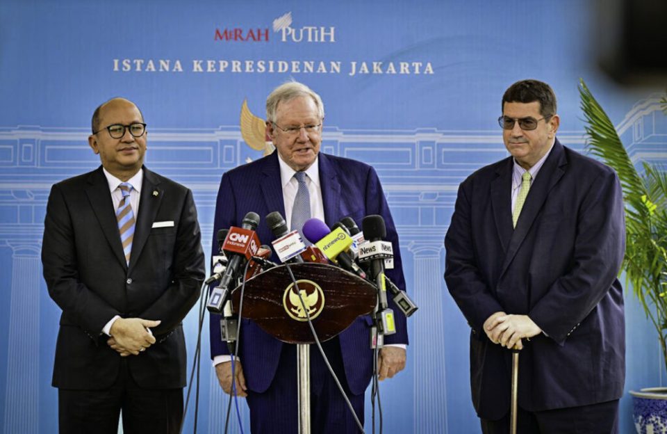 Chairman & Editor-in-Chief Forbes Media, Steve Forbes, menyampaikan keterangan pers kepada awak media usai pertemuan dengan Presiden Prabowo di Istana Merdeka, Jakarta, pada Rabu, 23 Juli 2025. (Foto: BPMI Setpres) Read more: https://setkab.go.id/steve-forbes-kepemimpinan-presiden-prabowo-jadi-inspirasi-indonesia-siap-jadi-kekuatan-global/