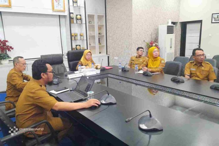 Pemerintah Kota Tanjungpinang mengikuti Rapat Koordinasi Pengendalian Inflasi Daerah yang digelar Kementerian Dalam Negeri secara hybrid, Senin (7/7/2025), di Ruang Rapat Lantai 3 Kantor Wali Kota Tanjungpinang.