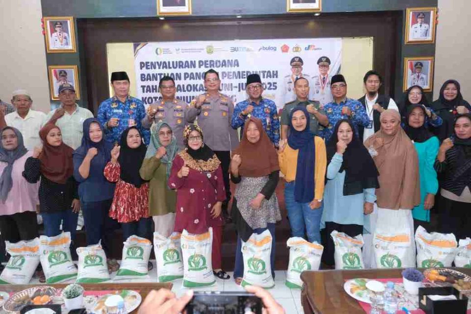 Launching penyaluran perdana ini digelar di Aula Kantor Dinas Sosial Tanjungpinang, Kamis (17/7).