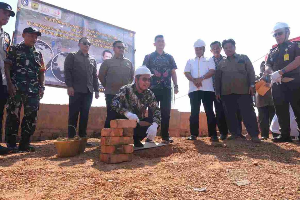 Pada Selasa (29/7), Sekretaris Daerah Kota Tanjungpinang, Zulhidayat, melakukan peletakan batu pertama pembangunan gudang milik PT Sukses Bintan Permata di Jalan Kelam Pagi, Kelurahan Dompak, Kecamatan Bukit Bestari.