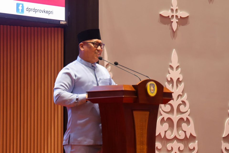 Wagub Nyanyang Haris Pratamura menyampaikan jawaban Pemprov Kepri atas pandangan Fraksi Fraksi DPRD Kepri dalam Rapat Paripurna digelar, Jumat (11/7/2025). (Enji/Diskominfo Kepri)
