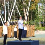 Wali Kota Batam, Amsakar Achmad, memimpin apel gabungan awal bulan yang diikuti seluruh jajaran Organisasi Perangkat Daerah Pemerintah Kota Batam
