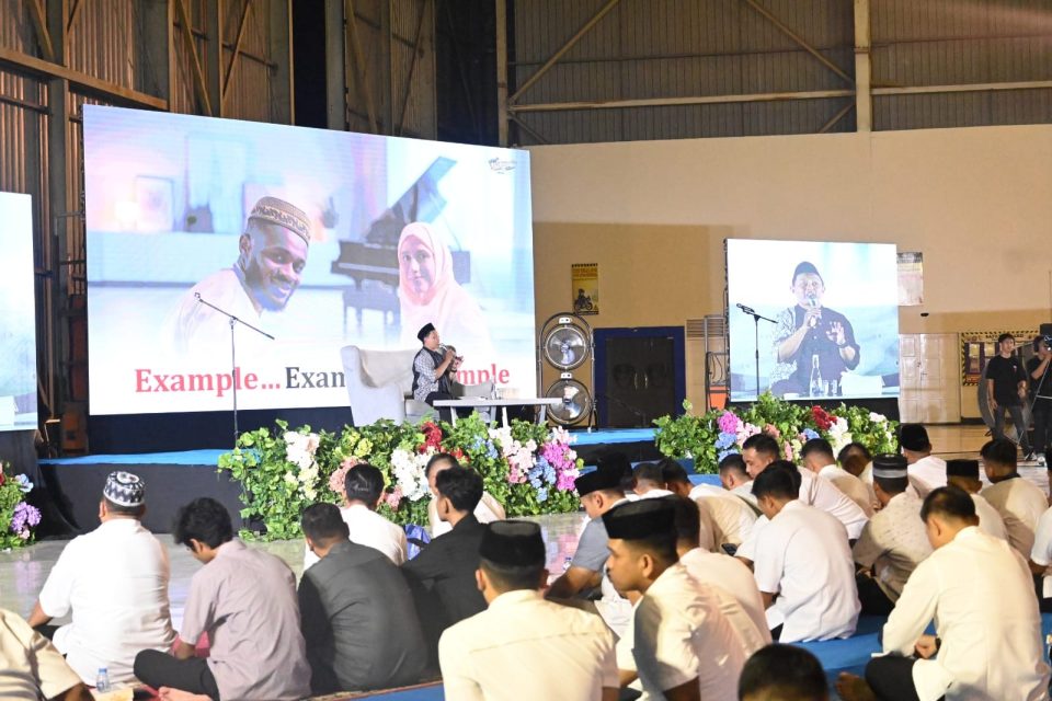 Keluarga besar Lanud Sultan Hasanuddin dengan antusias mengikuti ceramah Parenting Series yang disampaikan oleh Ustadz Yosi Al Muzanni, S.S.