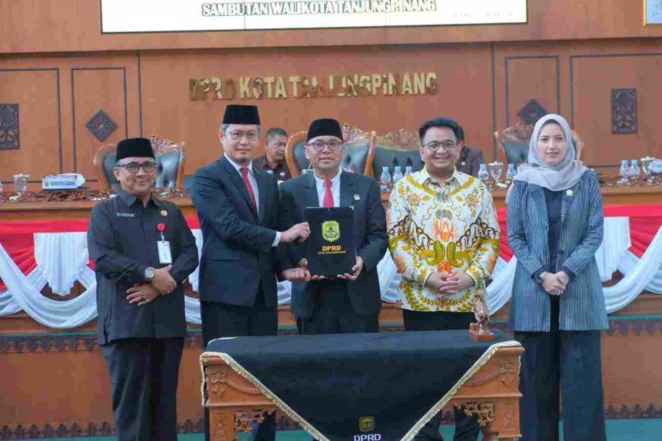 Wali Kota Tanjungpinang, melalui Sekretaris Daerah Kota Zulhidayat, menyampaikan apresiasi atas komitmen DPRD dalam pembahasan dokumen perubahan KUA dan PPAS tersebut.