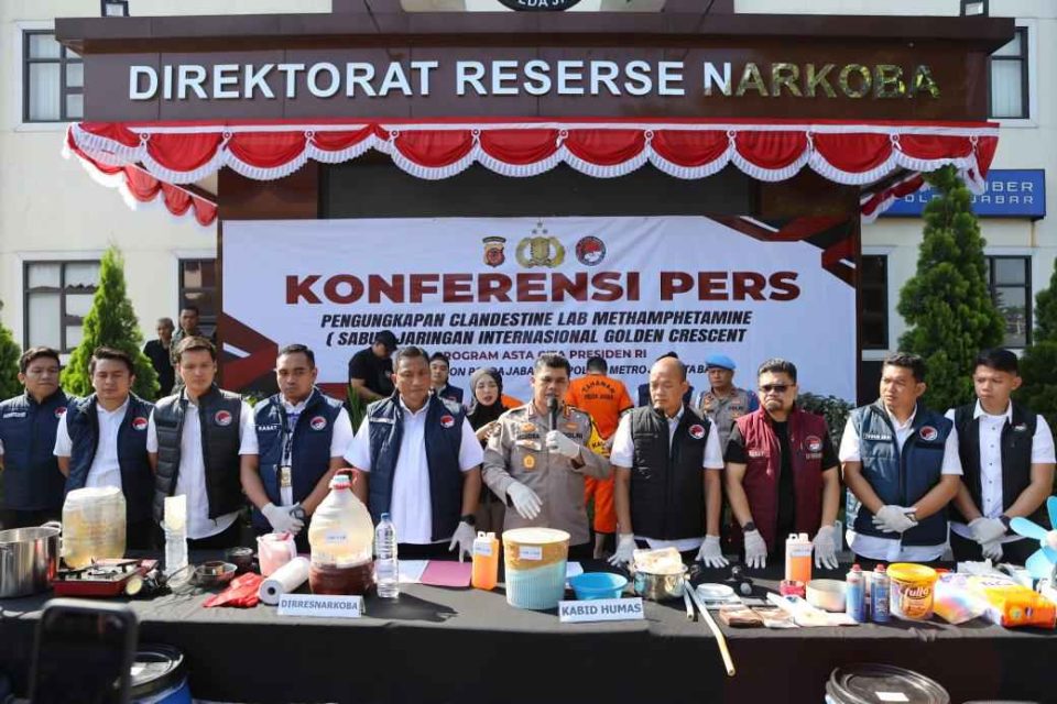 Direktorat Reserse Narkoba (Ditresnarkoba) Polda Jawa Barat berhasil mengungkap laboratorium narkoba di kawasan Meruya, Jakarta Barat