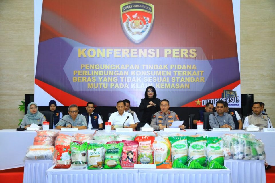 Konferensi pers pengungkapan ini dipimpin Direktur Tindak Pidana Ekonomi dan Khusus Bareskrim Polri selaku Kepala Satgas Pangan Polri, Brigjen Pol. Helfi Assegaf, S.I.K., M.H.,