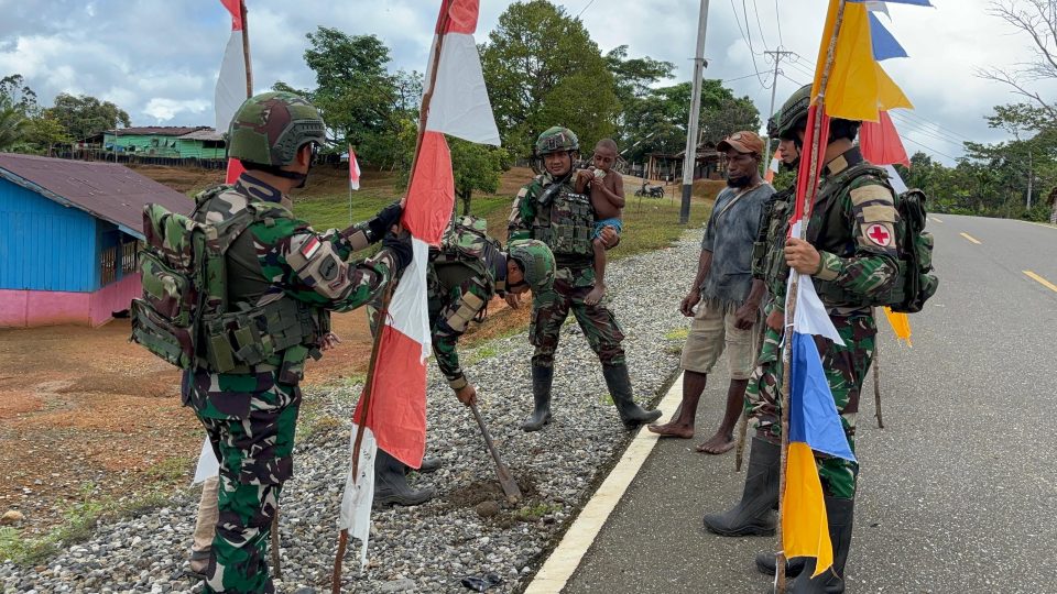 Sejak awal Agustus, bendera Merah Putih tampak berkibar di depan rumah warga, pos keamanan, hingga fasilitas umum, menciptakan panorama sarat makna kebangsaan.