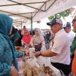 Wagub Kepri Nyanyang Haris Pratamura bersama Ketua TP PKK Kepri Dewi Kumalasari Ansar meninjau stan pangan murah digagas LPP TVRI di halaman Mal Ramayana Tanjungpinang, Sabtu (2/8/2025).