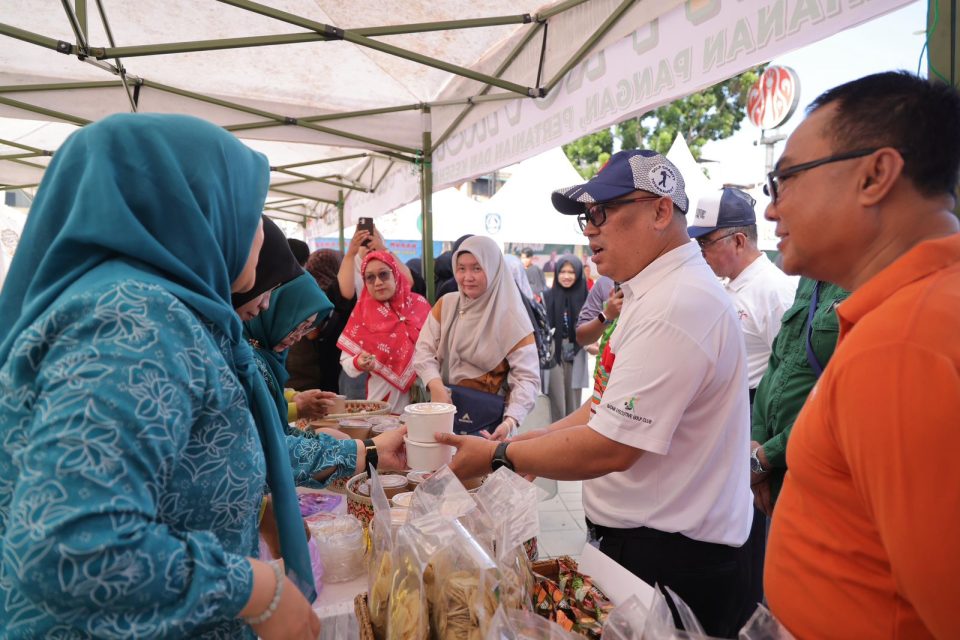 Wagub Kepri Nyanyang Haris Pratamura bersama Ketua TP PKK Kepri Dewi Kumalasari Ansar meninjau stan pangan murah digagas LPP TVRI di halaman Mal Ramayana Tanjungpinang, Sabtu (2/8/2025).