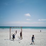Sejumlah wisatawan berlibur di kawasan Pantai Trikora, Bintan. Badan Pusat Statistik mencatat adanya peningkatan kunjungan wisatawan ke Kepri sebesar 22,31 persen pada Juni 2025.