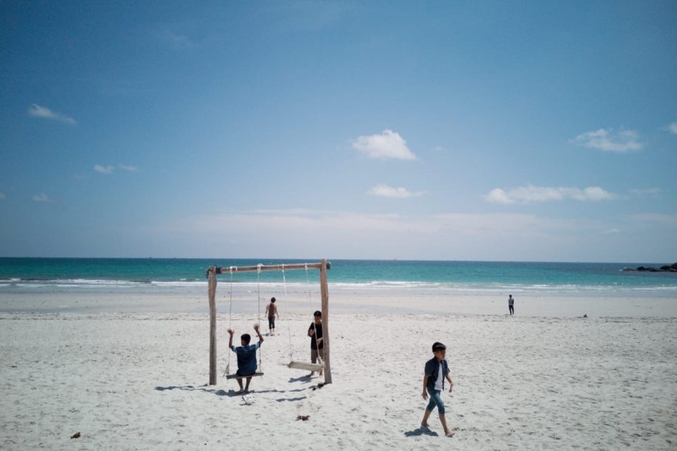 Sejumlah wisatawan berlibur di kawasan Pantai Trikora, Bintan. Badan Pusat Statistik mencatat adanya peningkatan kunjungan wisatawan ke Kepri sebesar 22,31 persen pada Juni 2025.