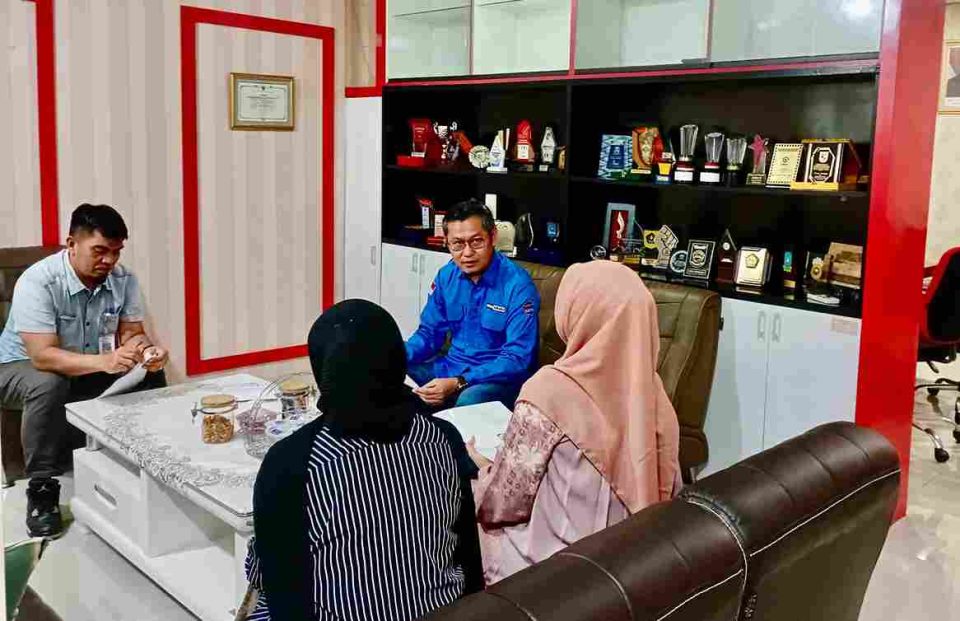 Sekda Kota Tanjungpinang, Zulhidayat, menerima kunjungan perwakilan BPJS Kesehatan di ruang pertemuan Bappelitbang, Jumat (1/8/2025).