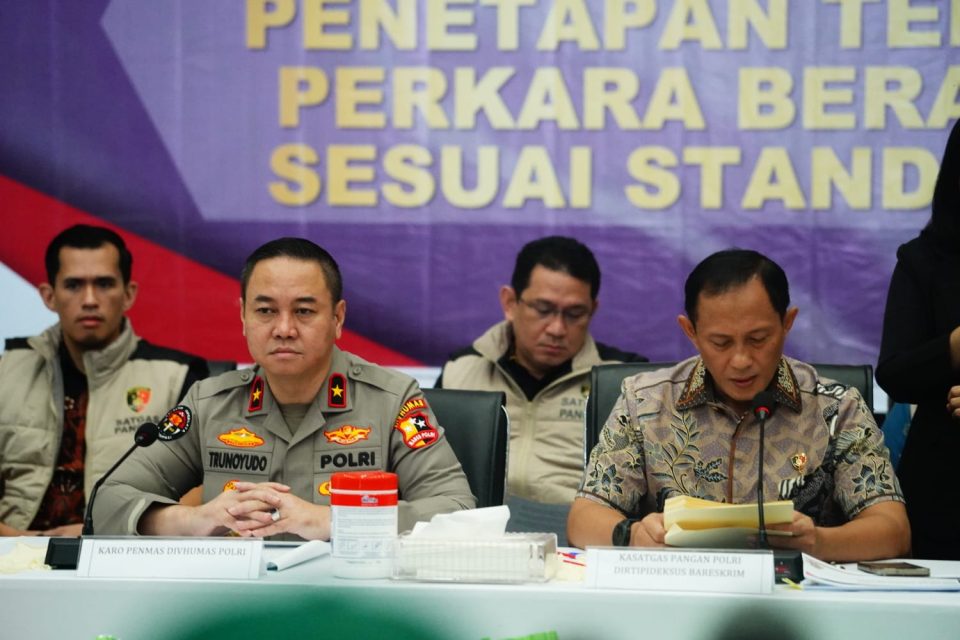 Kepala Satgas Pangan Polri, Brigjen Pol. Helfi Assegaf, menyatakan bahwa penyidik belum menetapkan kedua perusahaan sebagai tersangka karena masih menunggu alat bukti yang cukup.