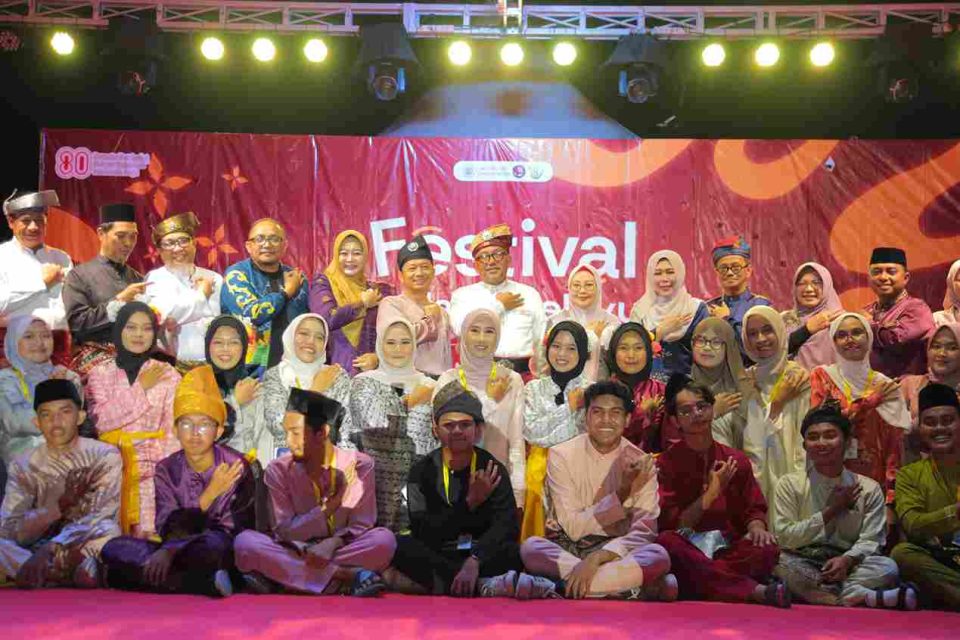 Pemerintah Kota Tanjungpinang bersama mahasiswa KKN-PPM Universitas Gadjah Mada (UGM) menggelar Festival Budaya Melayu 2025 bertema “Satu Melayu, Ragam Pesona Warisan”, Minggu (3/8/2025) di Pelataran Tugu Sirih.