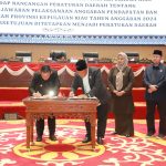 andatanganan pengesahan Ranperda LPj APBD Kepri 2024 menjadi Perda oleh Gubernur Kepri Ansar Ahmad dan Ketua DPRD Kepri Iman Sutiawan dan disaksikan unsur Pimpinan DPRD Kepri.