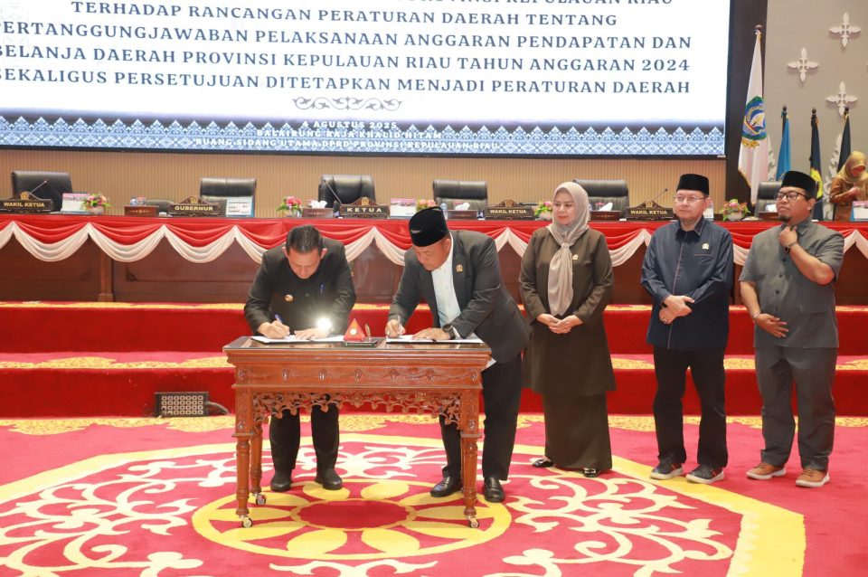 andatanganan pengesahan Ranperda LPj APBD Kepri 2024 menjadi Perda oleh Gubernur Kepri Ansar Ahmad dan Ketua DPRD Kepri Iman Sutiawan dan disaksikan unsur Pimpinan DPRD Kepri.