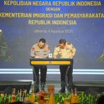 Kapolri Jenderal Listyo Sigit Prabowo menandatangani nota kesepahaman (MoU) dengan Menteri Imigrasi dan Pemasyarakatan (Imipas) Agus Andrianto di Hotel Shangri-La, Jakarta, Senin (4/8/2025).