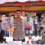 Kapolda Bali Irjen Pol Daniel Adityajaya memimpin konferensi pers di lobi Ditreskrimum Polda Bali pada Jumat (1/8/2025)