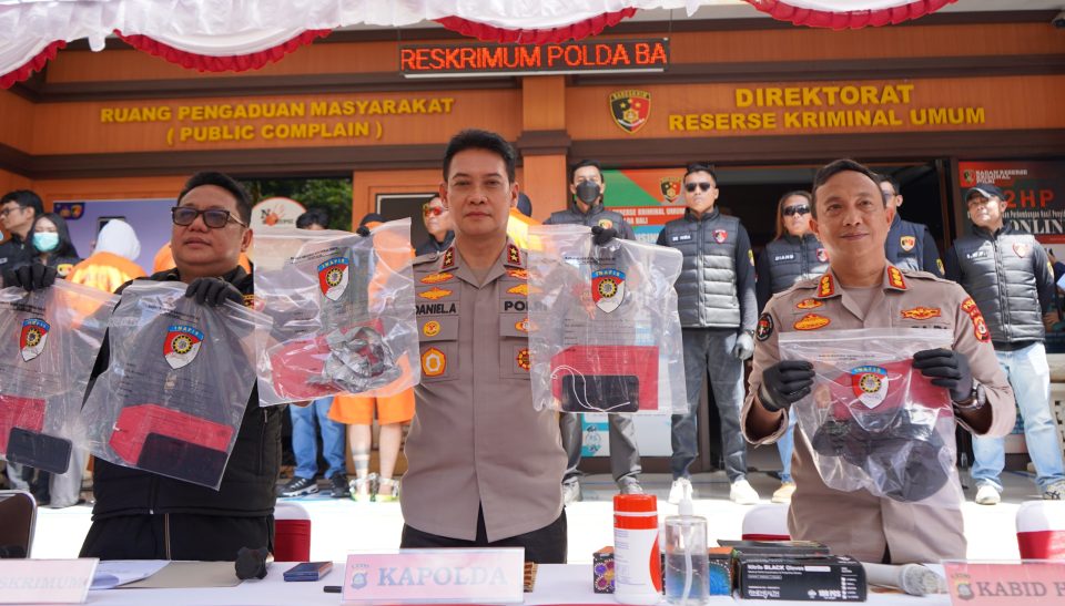 Kapolda Bali Irjen Pol Daniel Adityajaya memimpin konferensi pers di lobi Ditreskrimum Polda Bali pada Jumat (1/8/2025)