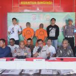 Polda Riau bersama Polres Kuansing menggelar konferensi pers terkait hasil Operasi Penertiban Pertambangan Tanpa Izin (PETI) Kuantan 2025, Minggu (3/8/2025),