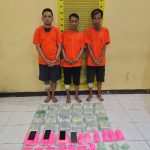 Dari lokasi, polisi mengamankan empat pria, tiga di antaranya ditetapkan sebagai tersangka utama yakni RR (32), IS (45), dan FM (42), serta satu orang lainnya berinisial FA yang hasil tes urinenya positif narkotika.
