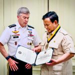 Jenderal Bryan Fenton menyerahkan medali kehormatan U.S. Special Operations Command (USSOCOM) kepada Presiden Prabowo Subianto di Istana Merdeka, Jakarta, pada Senin, 4 Agustus 2025. (Foto: BPMI Setpres) Read more: https://setkab.go.id/presiden-prabowo-terima-medali-kehormatan-dari-komando-operasi-khusus-as-di-istana-merdeka/