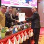 Wakil Ketua I DPRD Kepri Dewi Kumalasari Ansar bersama Wagub Kepri Nyanyang Haris Pratamura menerima dokumen pandangan akhir Fraksi Gerindra terhadap LPj APBD Kepri 2024, Senin (4/8/2025).