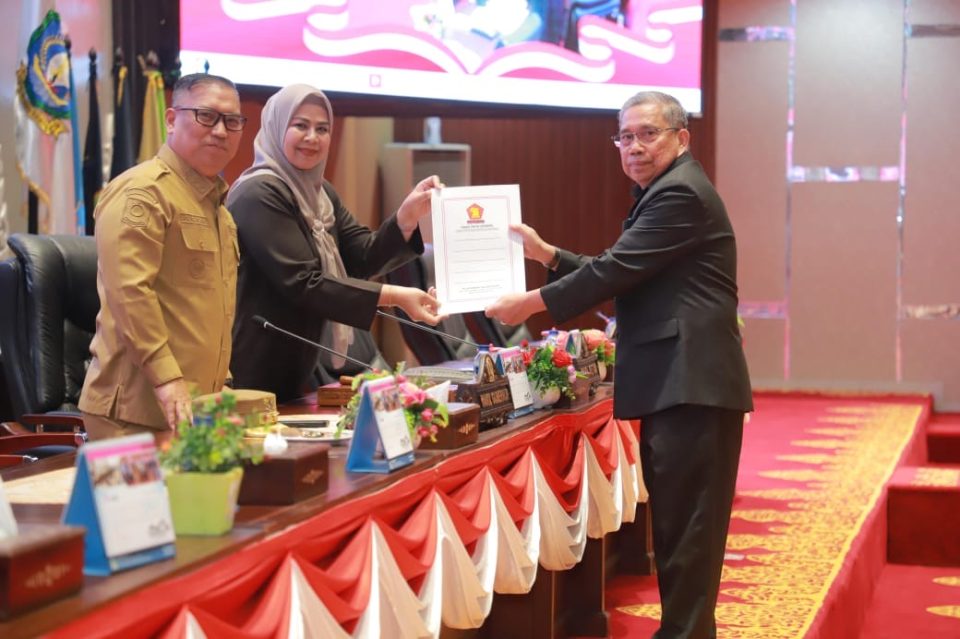 Wakil Ketua I DPRD Kepri Dewi Kumalasari Ansar bersama Wagub Kepri Nyanyang Haris Pratamura menerima dokumen pandangan akhir Fraksi Gerindra terhadap LPj APBD Kepri 2024, Senin (4/8/2025).