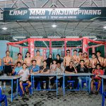 Saidina Ali, CEO One Pride MMA Tanjungpinang, berfoto bersama pengurus dan atlet usai pengarahan menjelang laga tingkat provinsi, Minggu (3/8/2025
