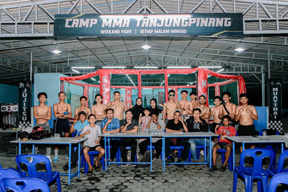 Saidina Ali, CEO One Pride MMA Tanjungpinang, berfoto bersama pengurus dan atlet usai pengarahan menjelang laga tingkat provinsi, Minggu (3/8/2025
